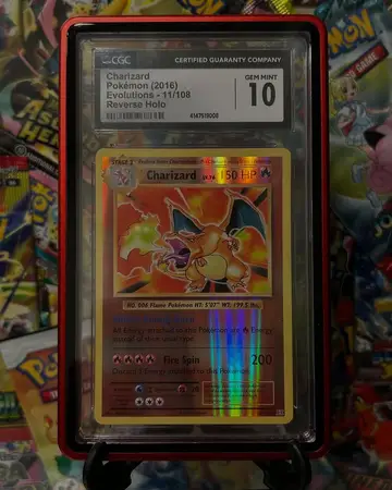 Una de esas cartas que representa perfectamente lo que fue XY Evolutions: nostalgia, diseño clásico y uno de los Pokémon más icónicos del TC