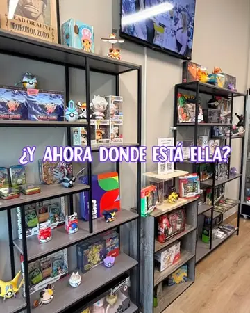 La encontraron en Venus Vault con el Pokémon 30th Celebration en la mano 👀🃏 ¿Cuál de los productos te llevarías?