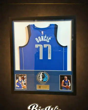 Jersey Luka Dončić #77 Dallas Mavericks, enmarcado y autografiado por una de las estrellas más importantes de la NBA actual.
